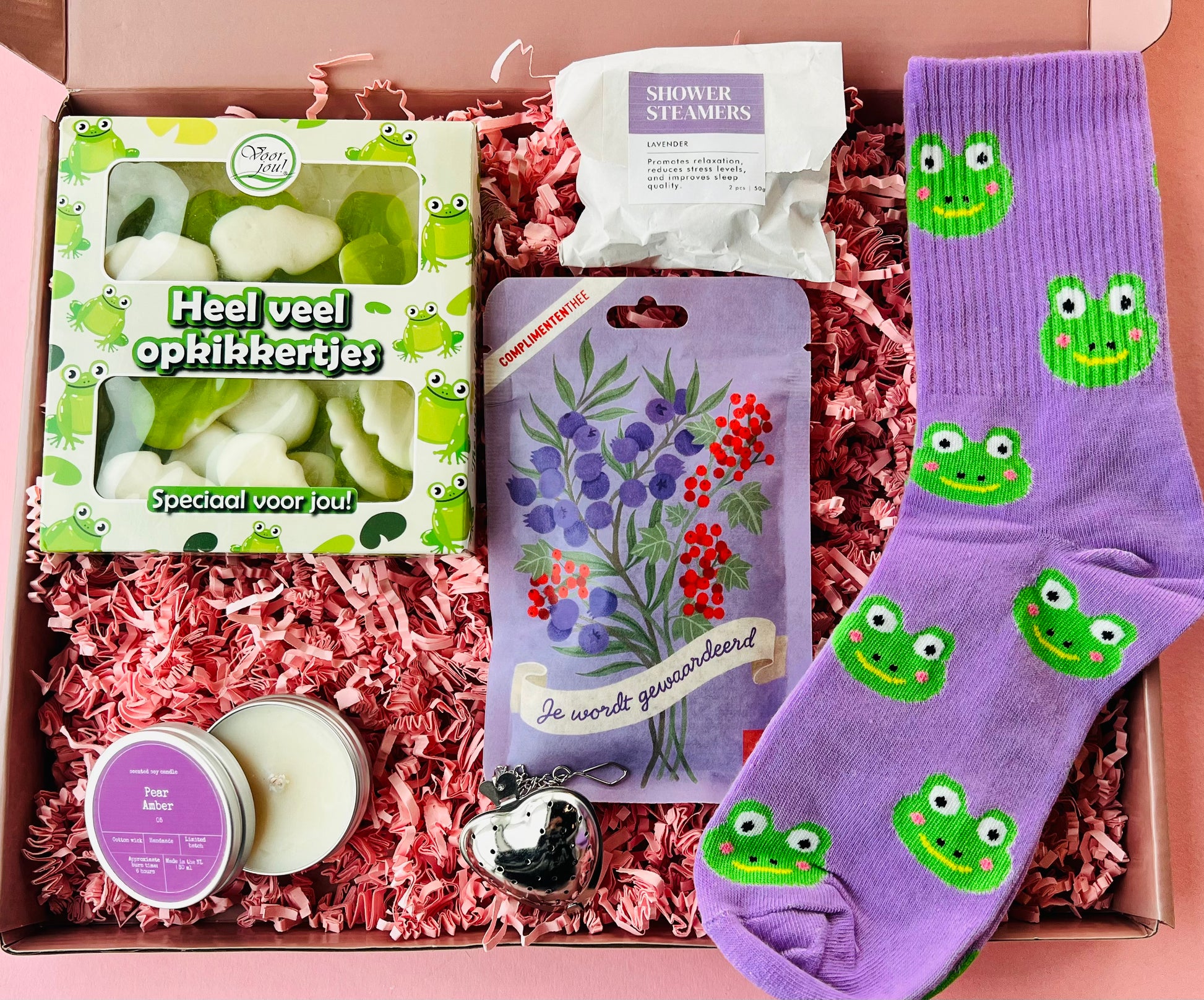 Beterschap cadeaubox met opkikkertjes snoep, paarse kikkersokken, geurkaars en shower steamer