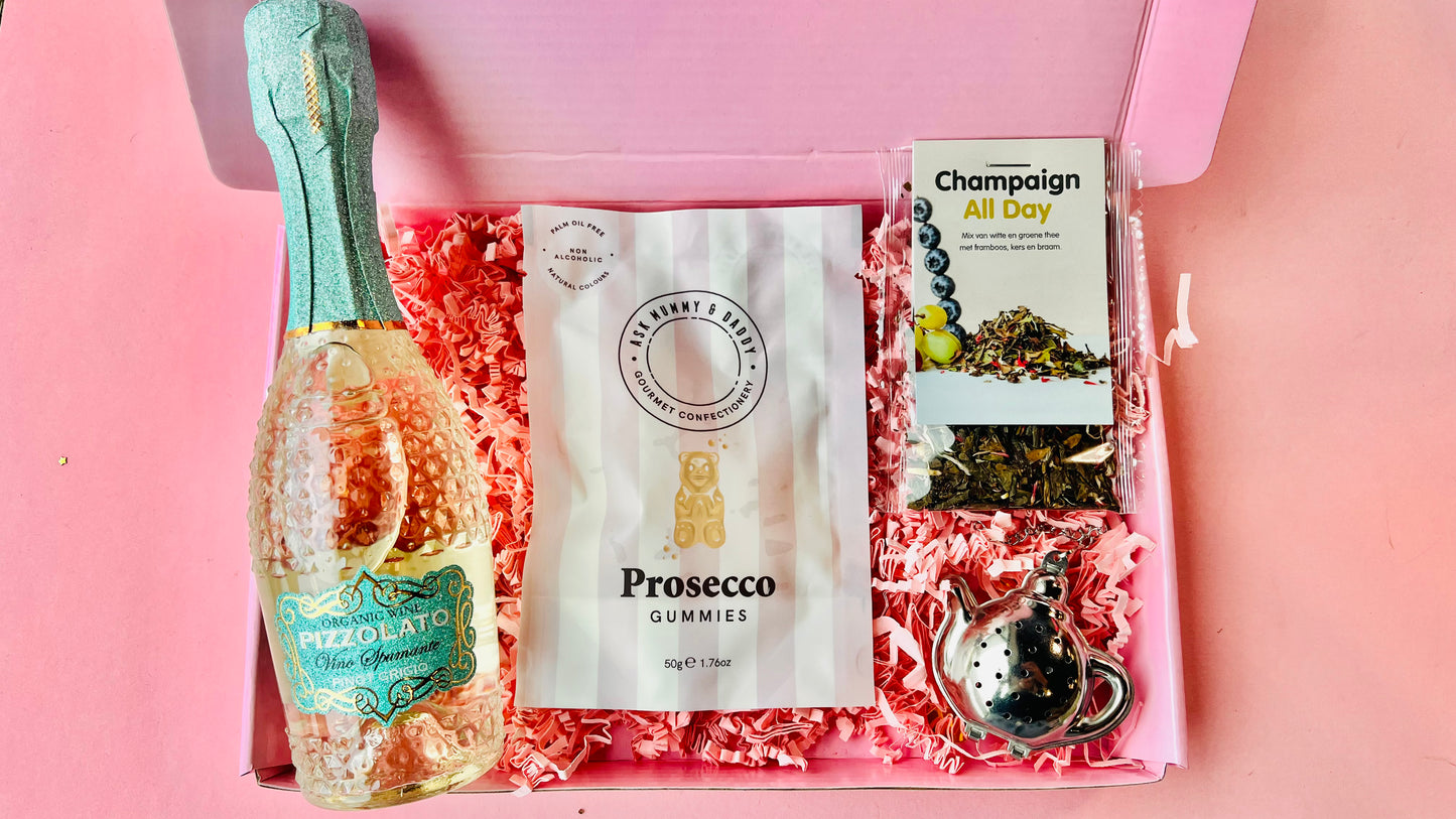 Verjaardag cadeaubox met Pizzolato Pinot Grigio mini, champagne-thee en prosecco gummies – luxe cadeau voor haar