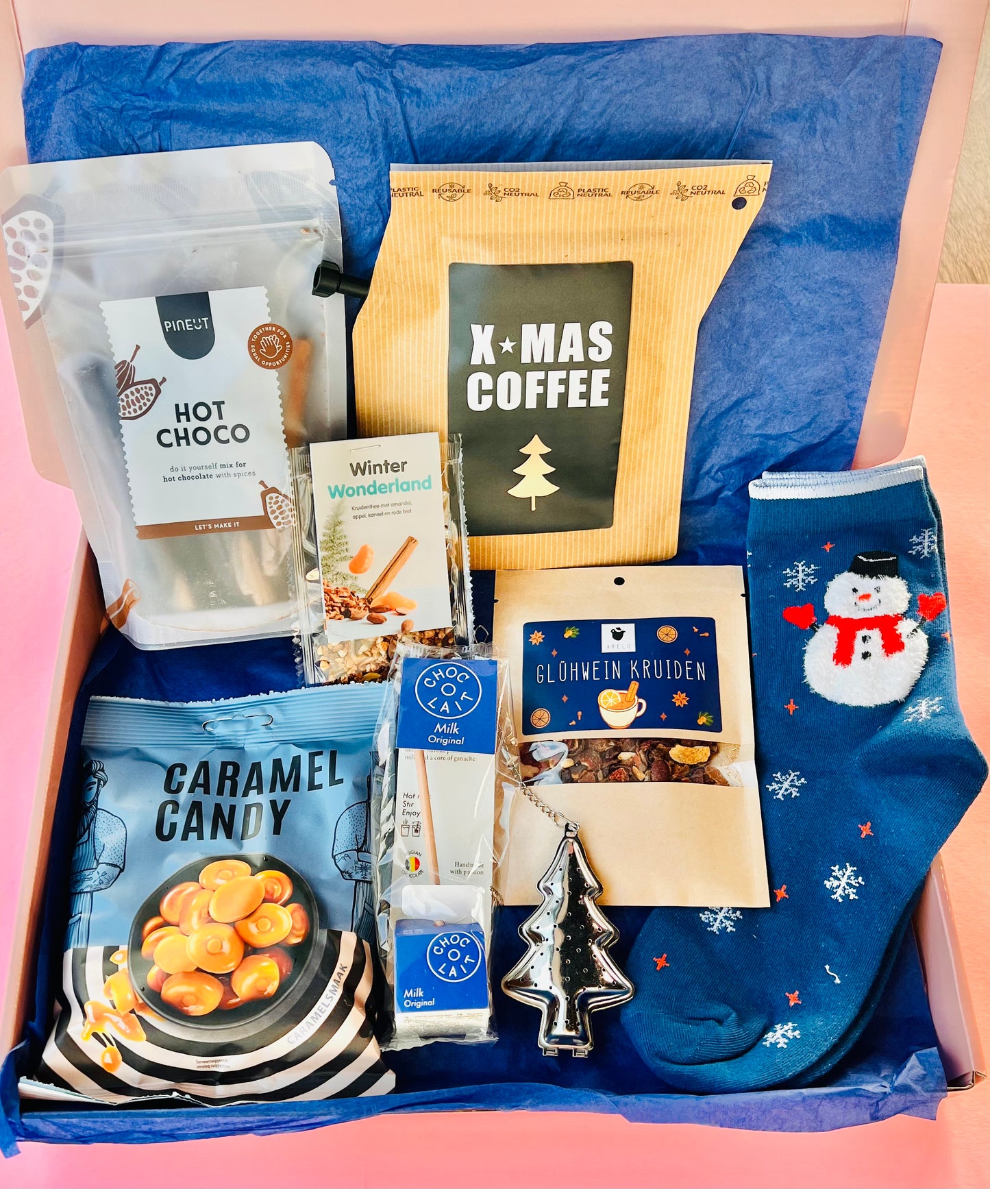 Blue Winter kerst cadeaubox met hot chocolate, winterthee, kerst koffie, blauwe kerst sokken en chocolade
