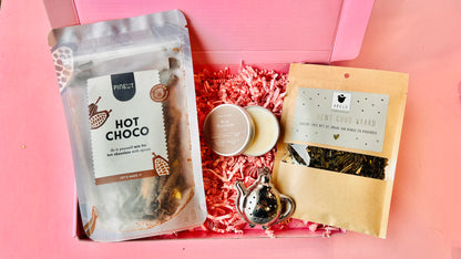 Cadeaubox met Hot Choco Pineut, chocolade geurkaars en “Jij bent goud waard” thee
