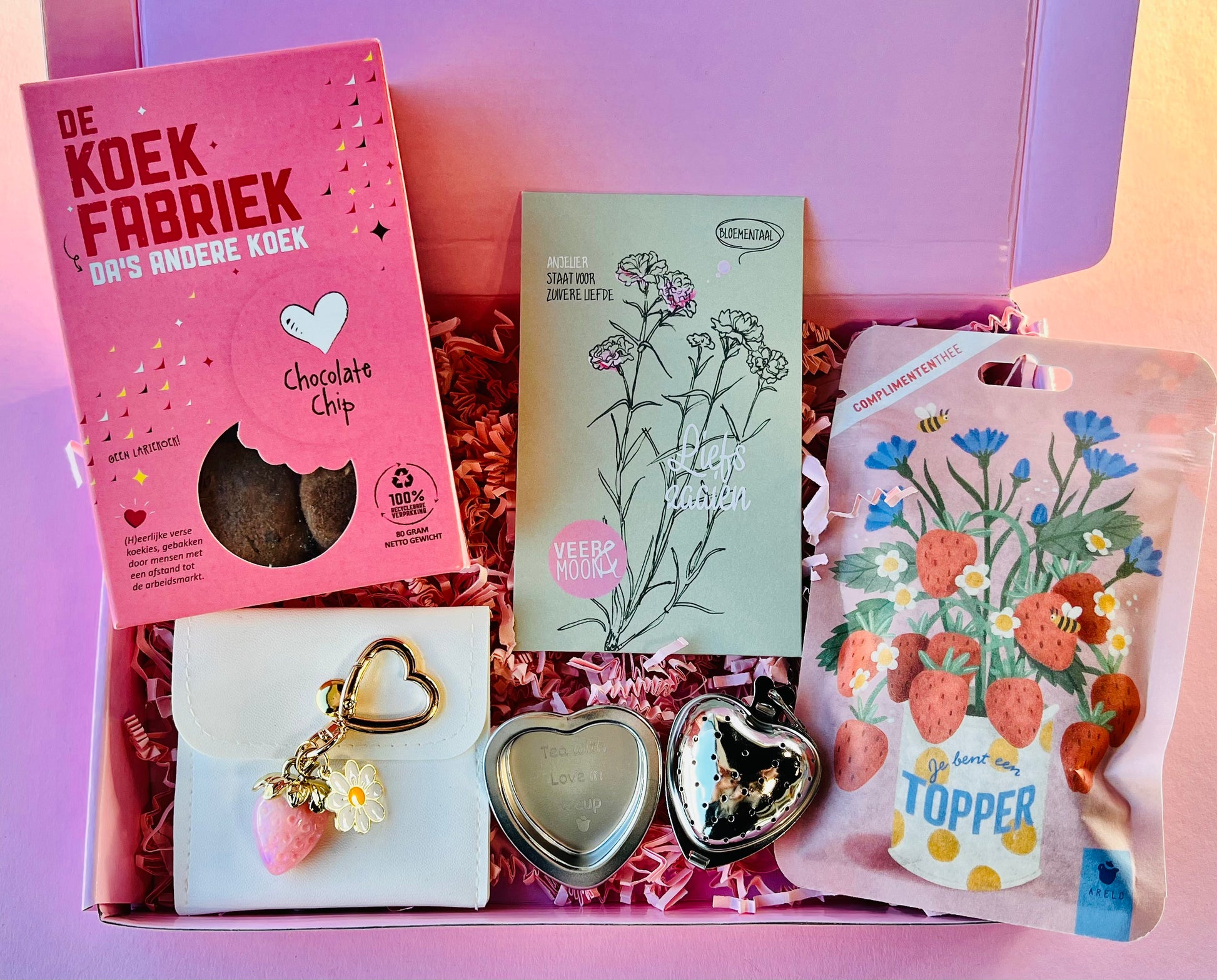 Cadeau Box met koekjes, complimententhee en aardbei sleutelhanger – The Prezzent