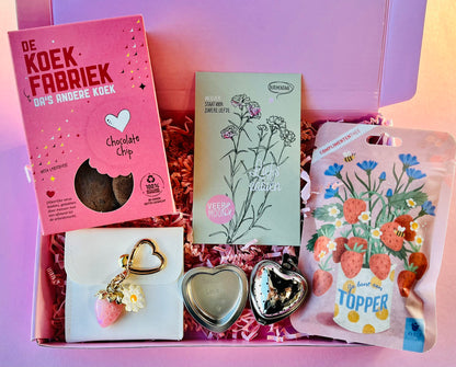 Cadeau Box met koekjes, complimententhee en aardbei sleutelhanger – The Prezzent