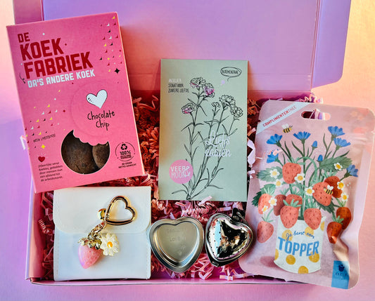 Cadeau Box met koekjes, complimententhee en aardbei sleutelhanger – The Prezzent