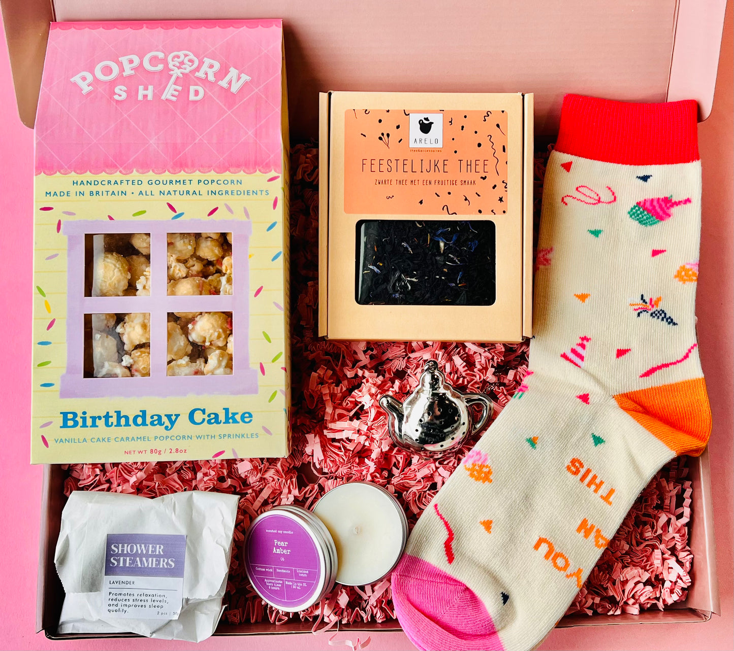 Verjaardag cadeaubox met popcorn, thee, sokken en wellness producten – origineel cadeau voor haar