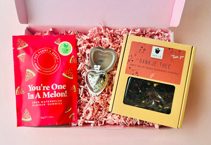 Brievenbus cadeau dankjewel met Arelo thee 50 gram, hartje thee-ei en One in a Melon snoepjes
