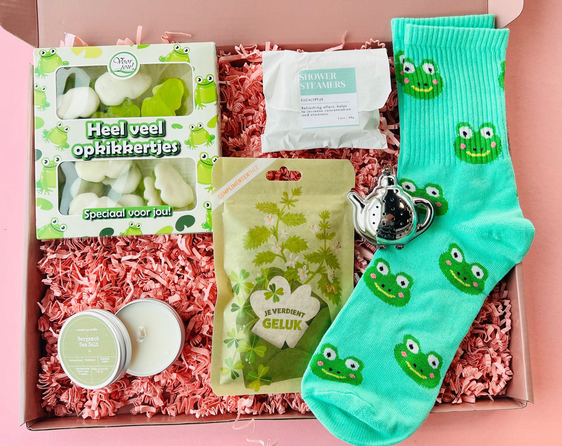 Beterschap brievenbus cadeaubox met groene kikker sokken, opkikker snoepjes, bergamot & zeezout geurkaars, eucalyptus douche steamer en complimenten thee – verwenmoment cadeau