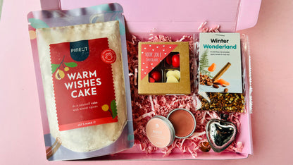 Warme Wensen cadeaubox met cake, mini hartjes chocolade, Winter Wonderland thee, roze lipbalm en thee-ei hartje