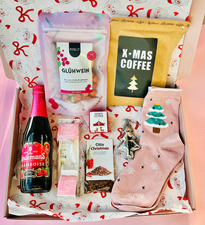 Pink Christmas kerst cadeaubox met glühwein, frambozenbier, kerst koffie, thee, chocolade en douche steamer. Luxe roze kerstcadeau, feestelijk verpakt.
