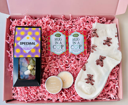 Knuffel cadeau brievenbus – cadeaubox met sokken, thee & snoep 💛