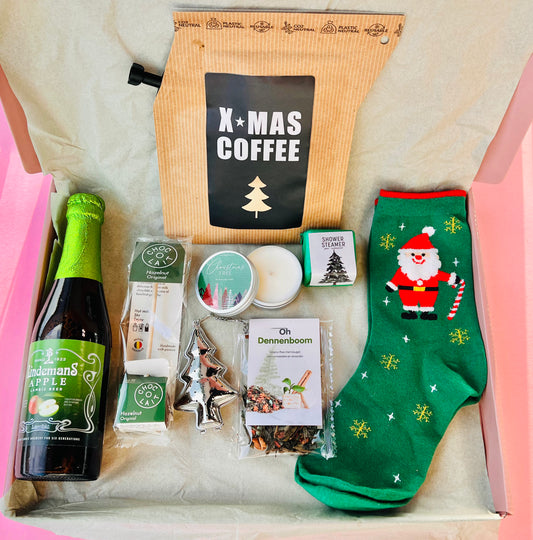 Green Christmas kerst cadeaubox met appelbier, kerst koffie, dennenboom thee, chocolade spoon en dennenboom geurkaars
