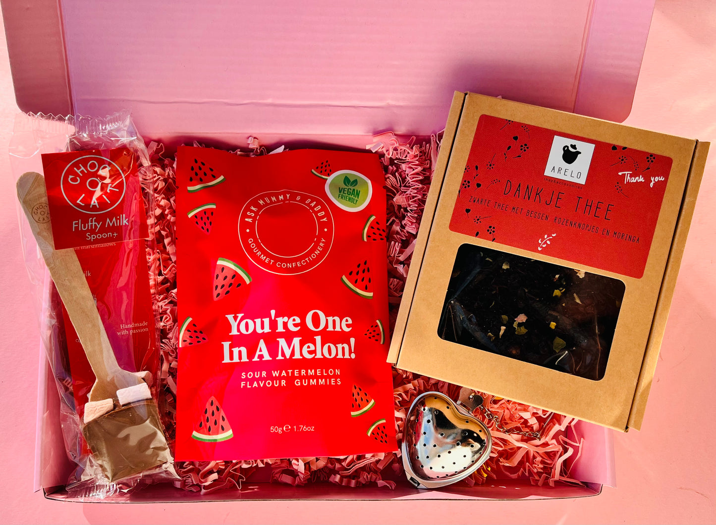 Dankjewel brievenbus cadeau met Arelo thee 50g, hartje thee-ei, chocolade spoon en melon snoepjes

