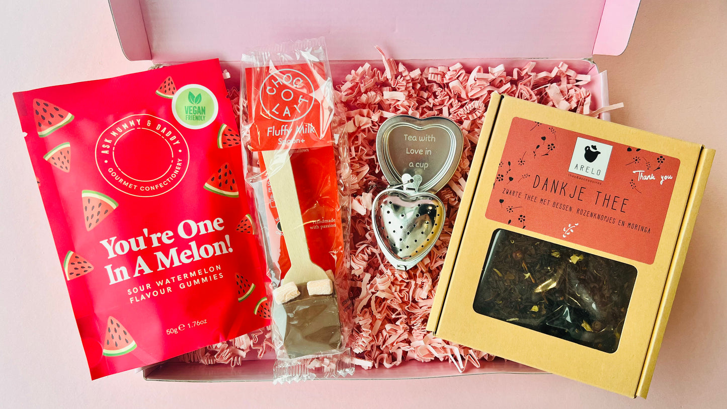 Dankjewel brievenbus cadeau met Arelo thee 50g, hartje thee-ei, chocolade spoon en melon snoepjes