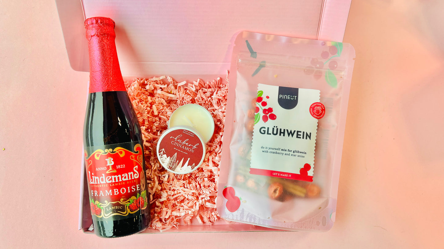 Eindejaars geschenk cadeaubox met Lindemans framboos, geurkaars rabarber & cinnamon en maak-je-eigen Glühwein van Pineut
