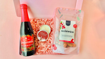 Cadeaubox met Lindemans frambozenbier, geurkaars rabarber cinnamon en Pineut glühwein
