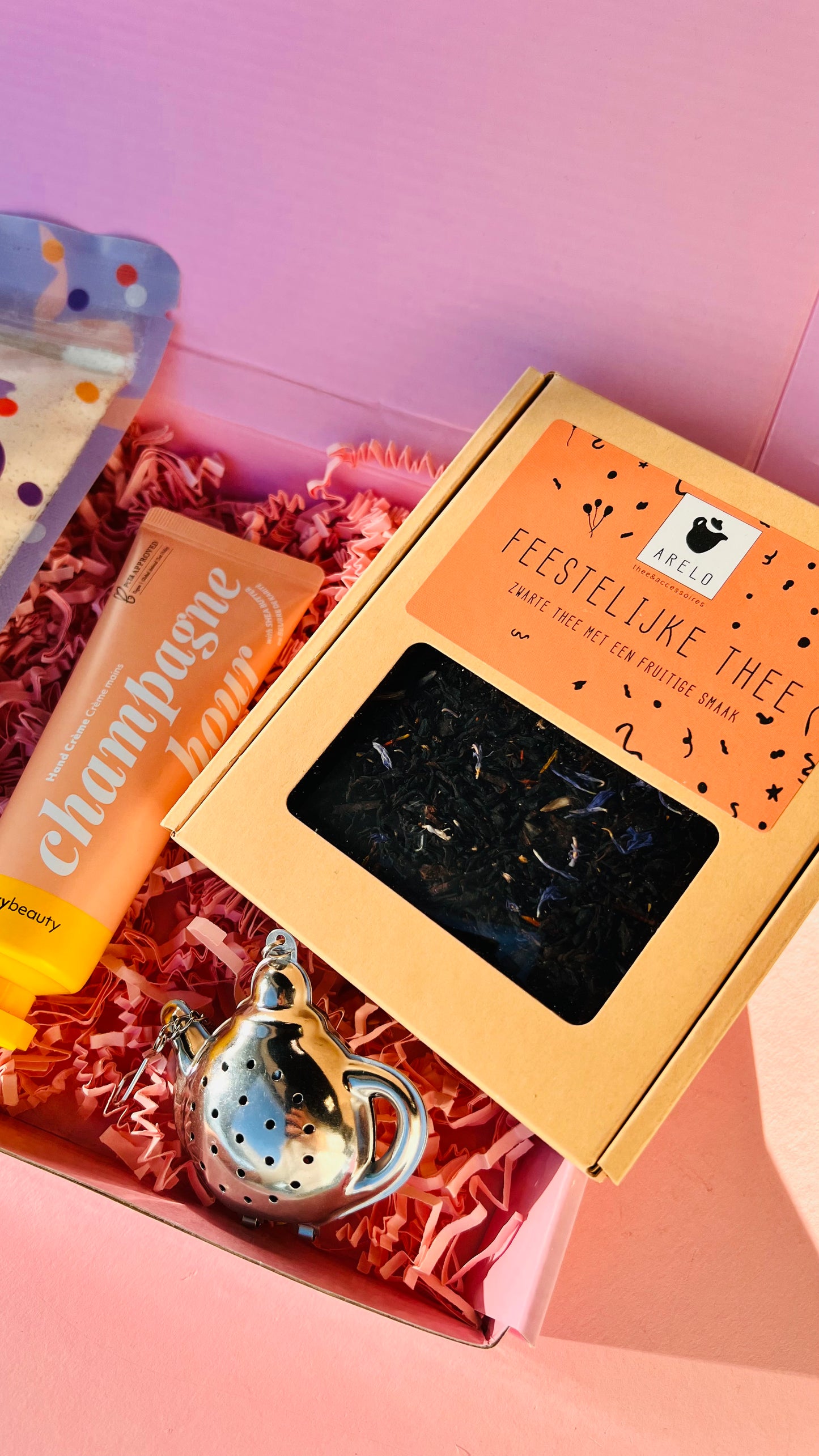Verjaardag cadeaubox met Pineut Best Birthday Cake, feestelijke thee, thee-ei, theepot en champagne handcrème