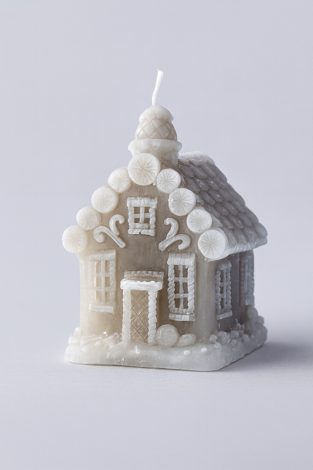Gingerbread House kerstkaars van was, gedetailleerd huisje met winterse decoraties – The Prezzent
