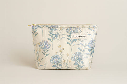 Make-up tas lichtblauwe bloemen met gouden accenten