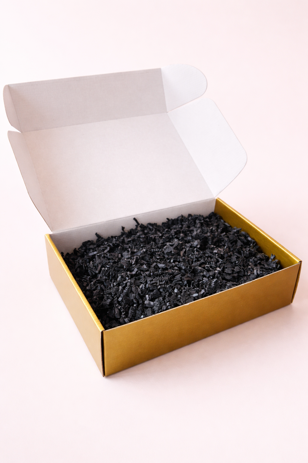 Gouden kartonnen cadeaudoos met open klep, luxe giftbox voor cadeauboxen.