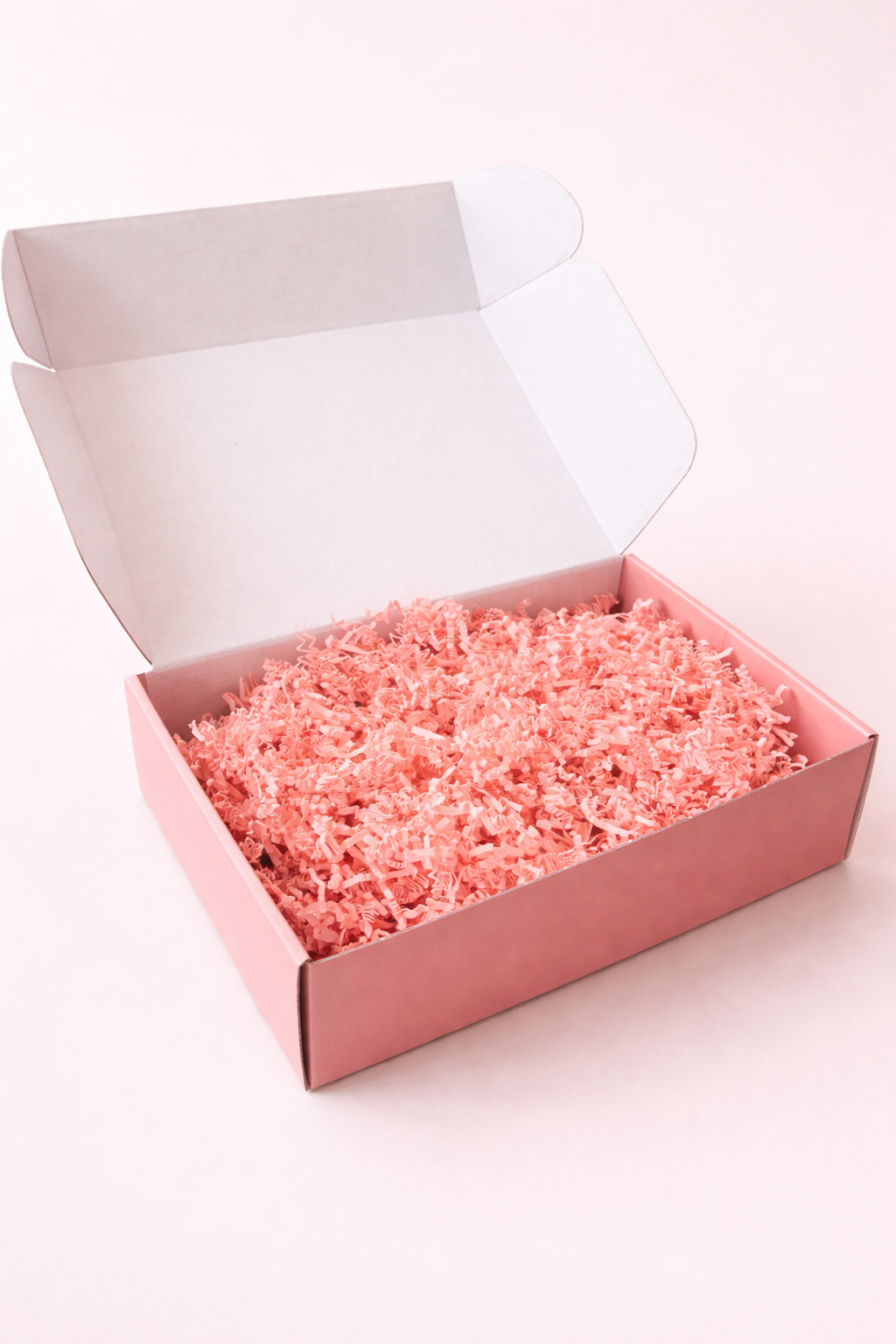Roze kartonnen cadeaudoos met klep open, luxe giftbox voor brievenbuscadeau.