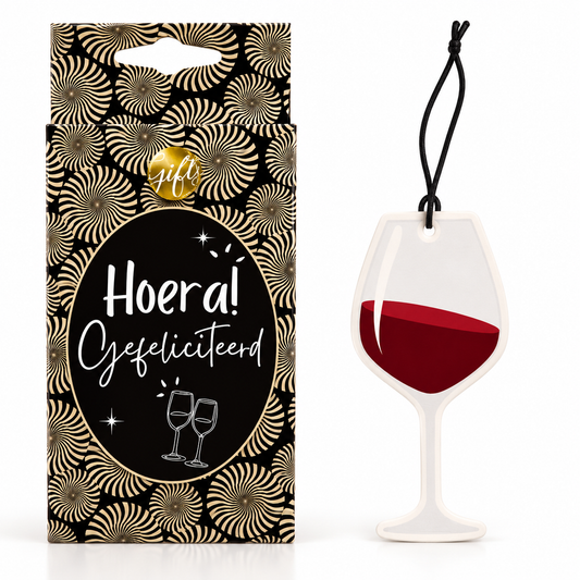 Luxe auto geurhanger met wijnglas en tekst Hoera Gefeliciteerd, leuk cadeau voor een wijnliefhebber