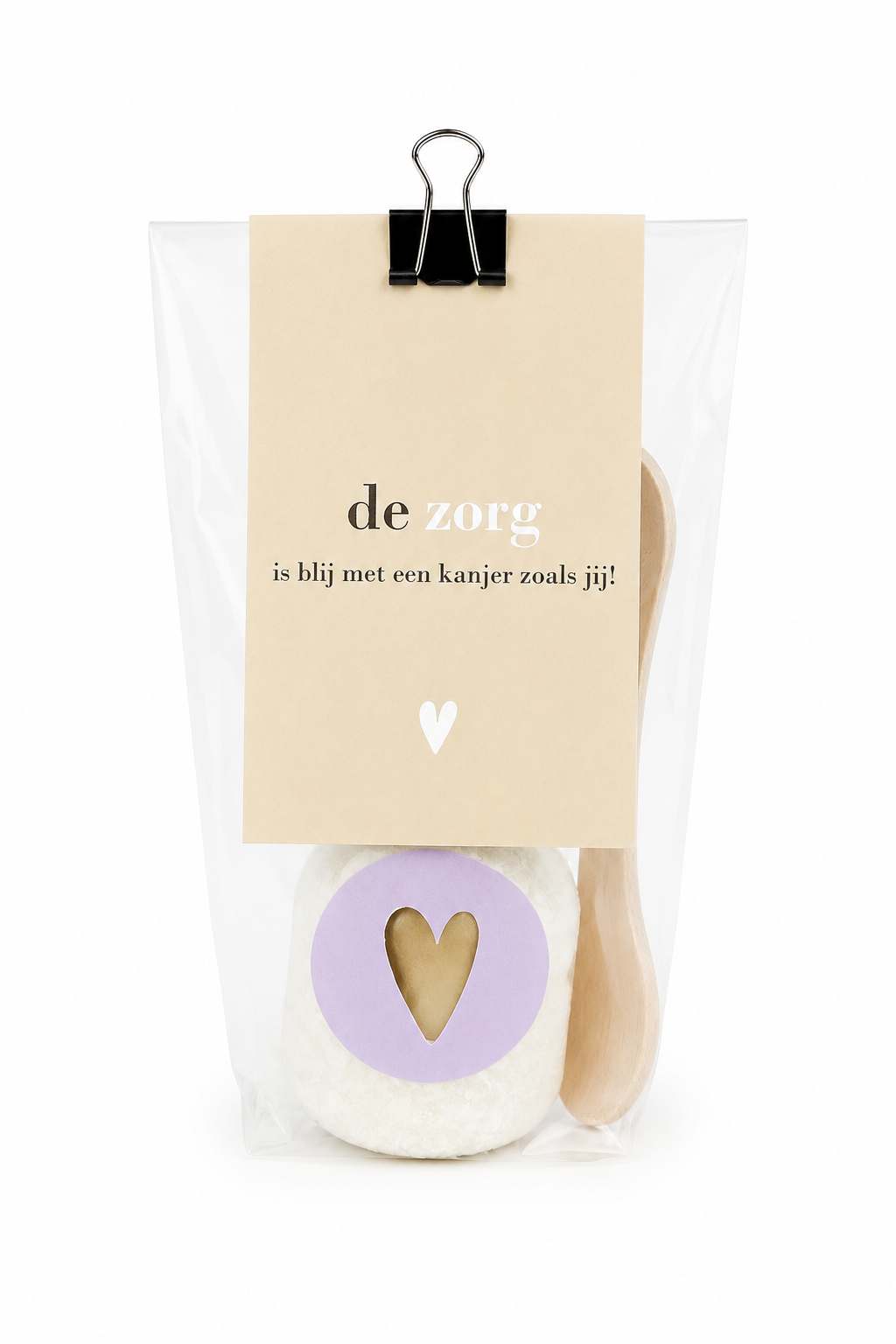 Luxe cadeauzakje met badzout, houten schepje en de tekst ‘De zorg is blij met een kanjer zoals jij!’ – origineel bedankje voor een zorgmedewerker van The Prezzent.
