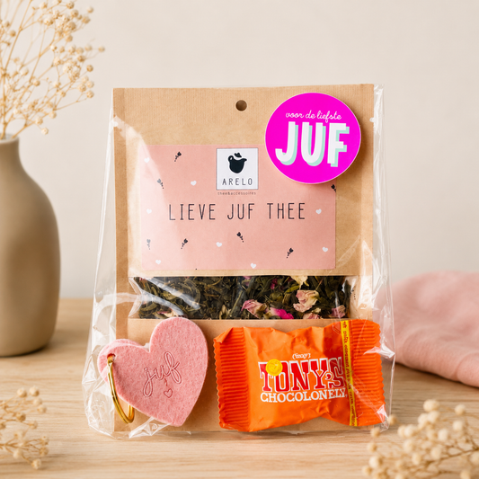 Bedankje voor de juf met lieve juf thee, chocolade en hartjes sleutelhanger als brievenbuscadeau
