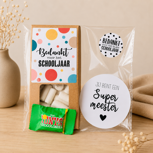 Bedankje voor de meester met chocolade, mints en kaart als brievenbuscadeau voor het einde van het schooljaar