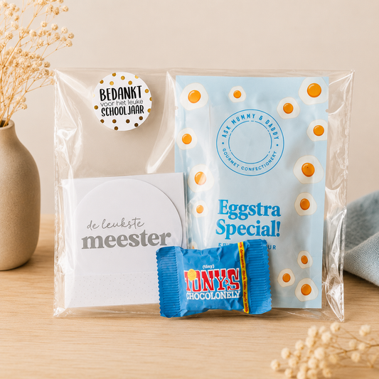 Bedankje voor de meester met snoep, chocolade en kaart als brievenbuscadeau voor het einde van het schooljaar