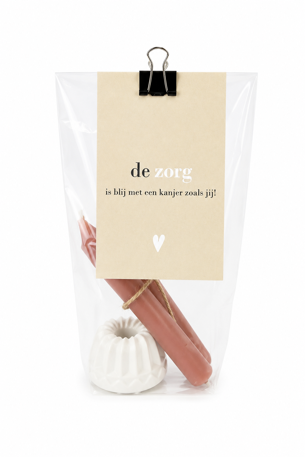 Luxe cadeauzakje ‘De zorg is blij met een kanjer zoals jij!’ met twee mini roze kaarsjes, een keramieken kaarsenstandaard en een liefdevolle cadeaukaart van The Prezzent.