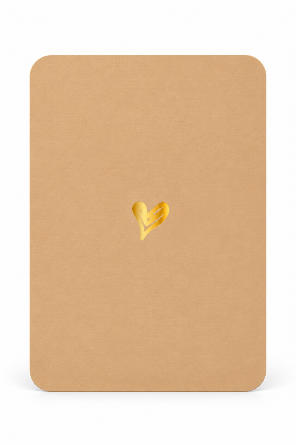 Beige cadeaukaart met een klein goudkleurig hartje op een witte achtergrond