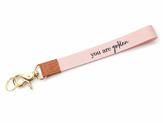Beige sleutelhanger met koord en tekst You Are Golden