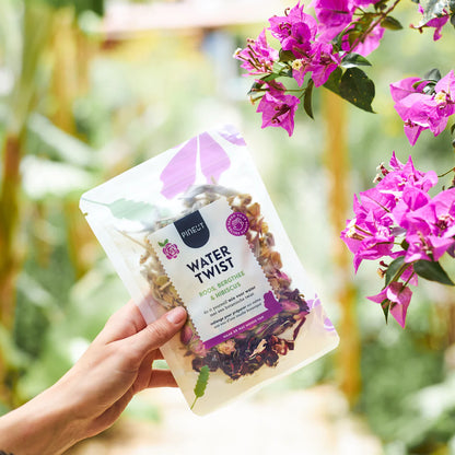 Botanische water infusie met hibiscus en rozenblaadjes in luxe verpakking