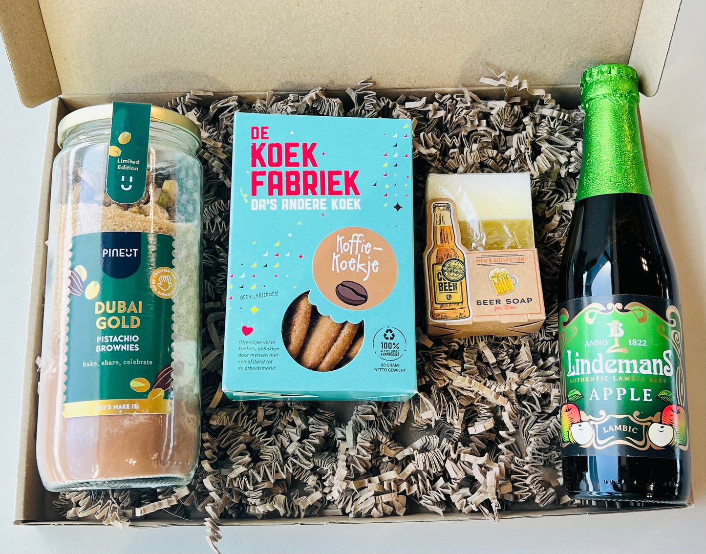 Cadeaubox voor hem met speciaalbier, pistachio brownies, koekjes en beer soap