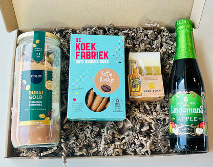 Cadeaubox voor hem met speciaalbier, pistachio brownies, koekjes en beer soap