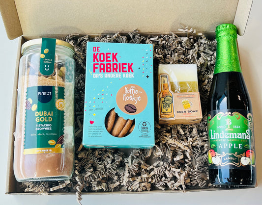 Cadeaubox voor hem met speciaalbier, pistachio brownies, koekjes en beer soap