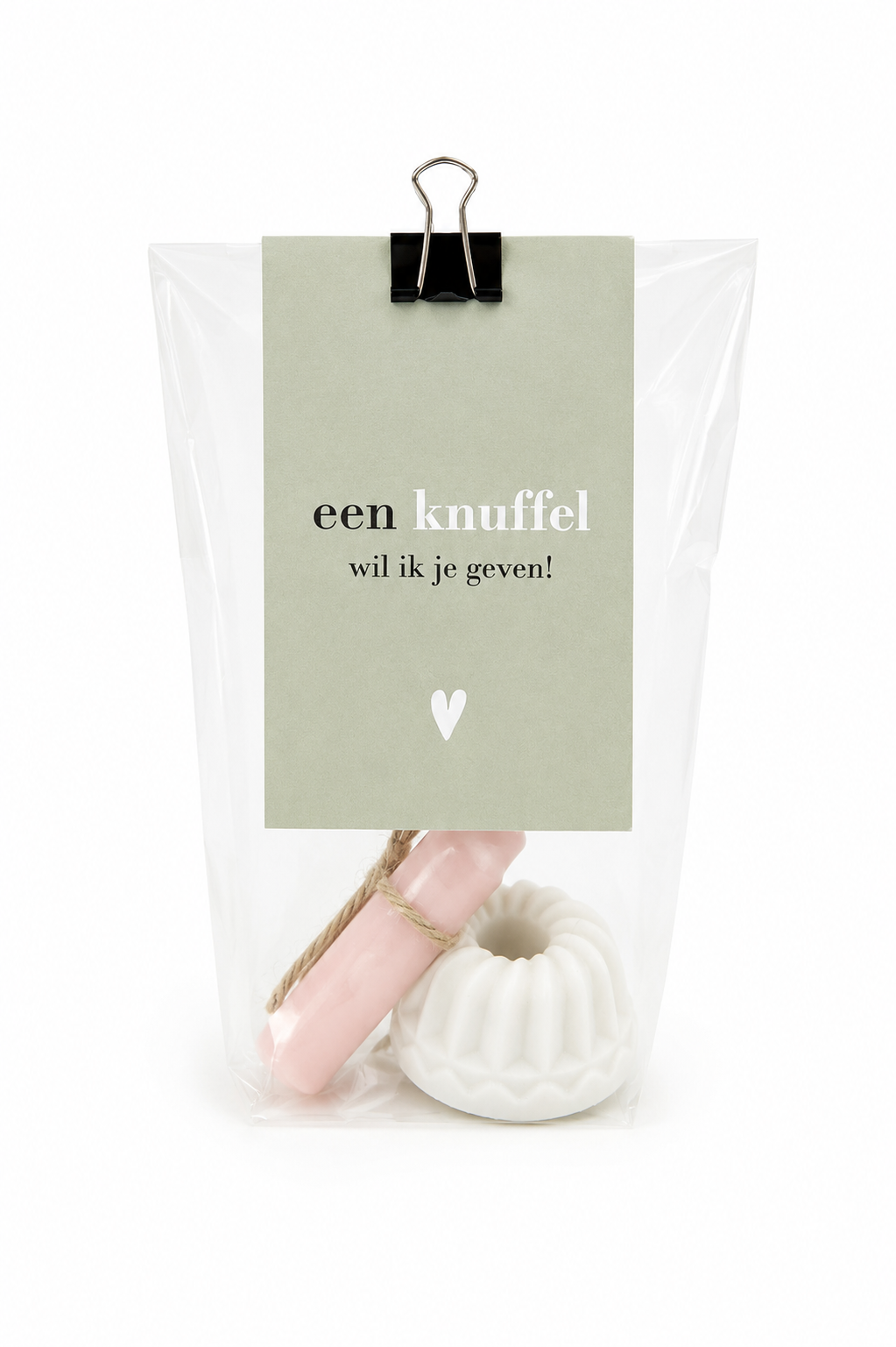 Luxe cadeauzakje ‘Een knuffel wil ik je geven’ met twee mini roze kaarsjes, keramieken kaarsenstandaard en een liefdevol kaartje van The Prezzent.