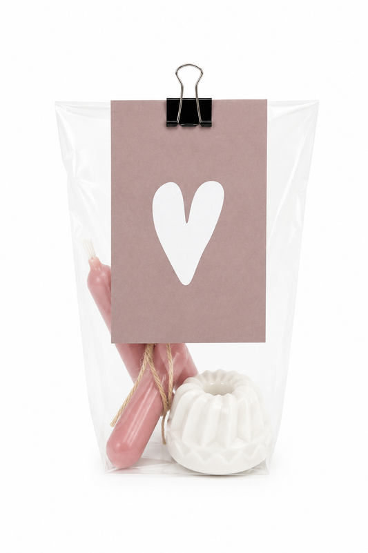 Luxe cadeauzakje met wit hartje, twee mini roze kaarsjes en een keramieken kaarsenstandaard van The Prezzent.