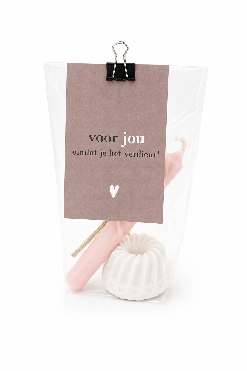 Luxe cadeauzakje met twee roze dinerkaarsjes, een crème kaarsenstandaard en de tekst ‘Voor jou, omdat je het verdient!’, stijlvol verpakt door The Prezzent.
