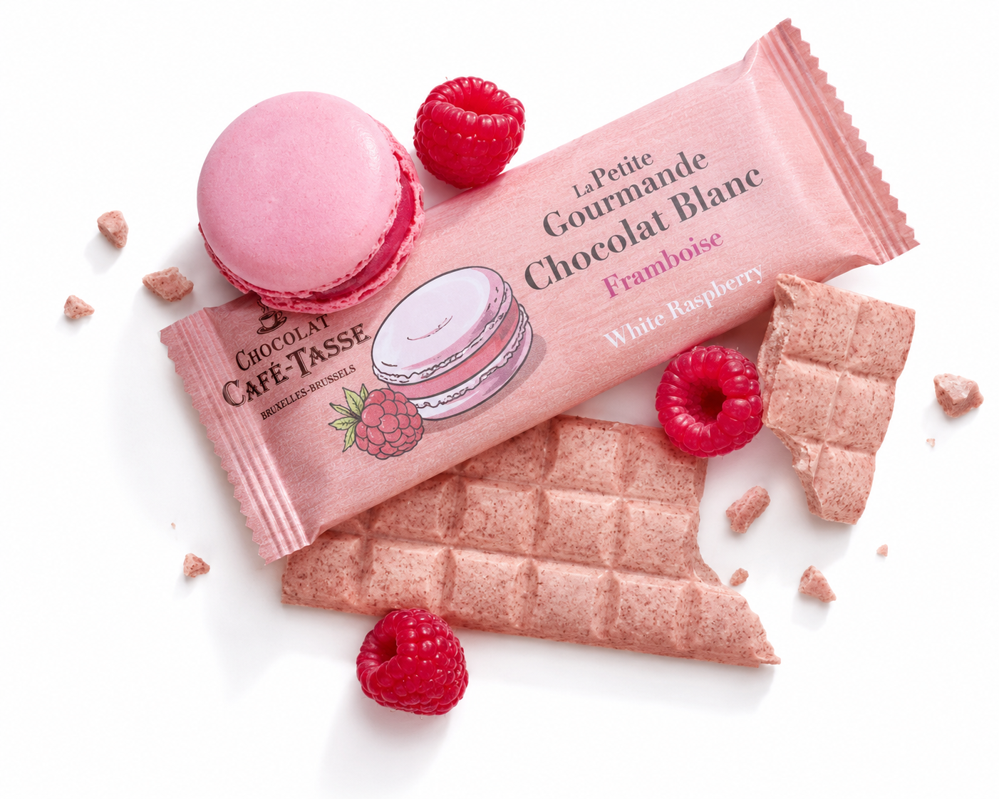 Luxe Café-Tasse witte chocolade met frambozensmaak in roze verpakking geïsoleerd op witte achtergrond