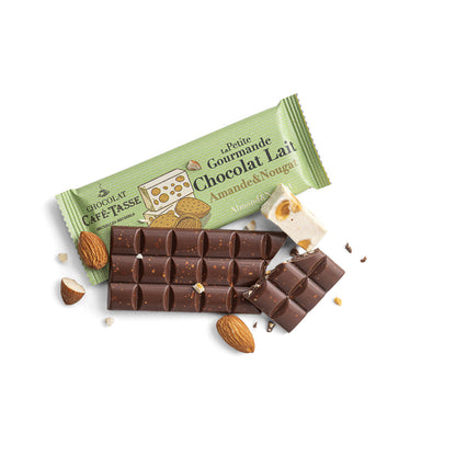 Luxe Café-Tasse melkchocolade met amandel en nougat geïsoleerd op witte achtergrond