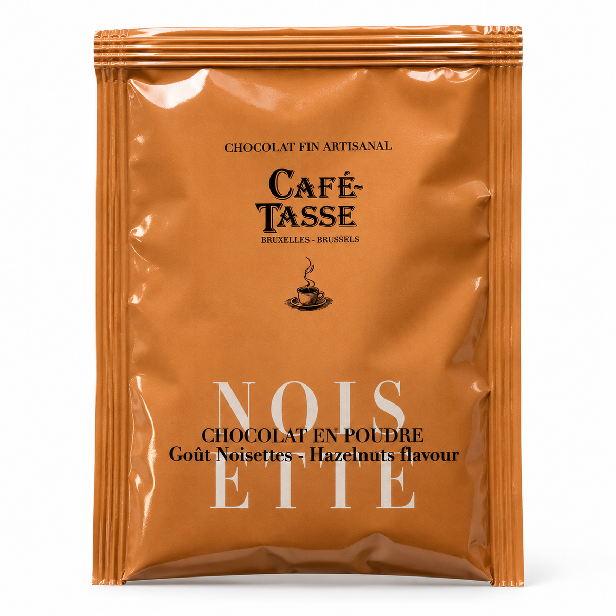 Rodebruine verpakking Café-Tasse chocoladepoeder met hazelnootsmaak op een witte achtergrond.
