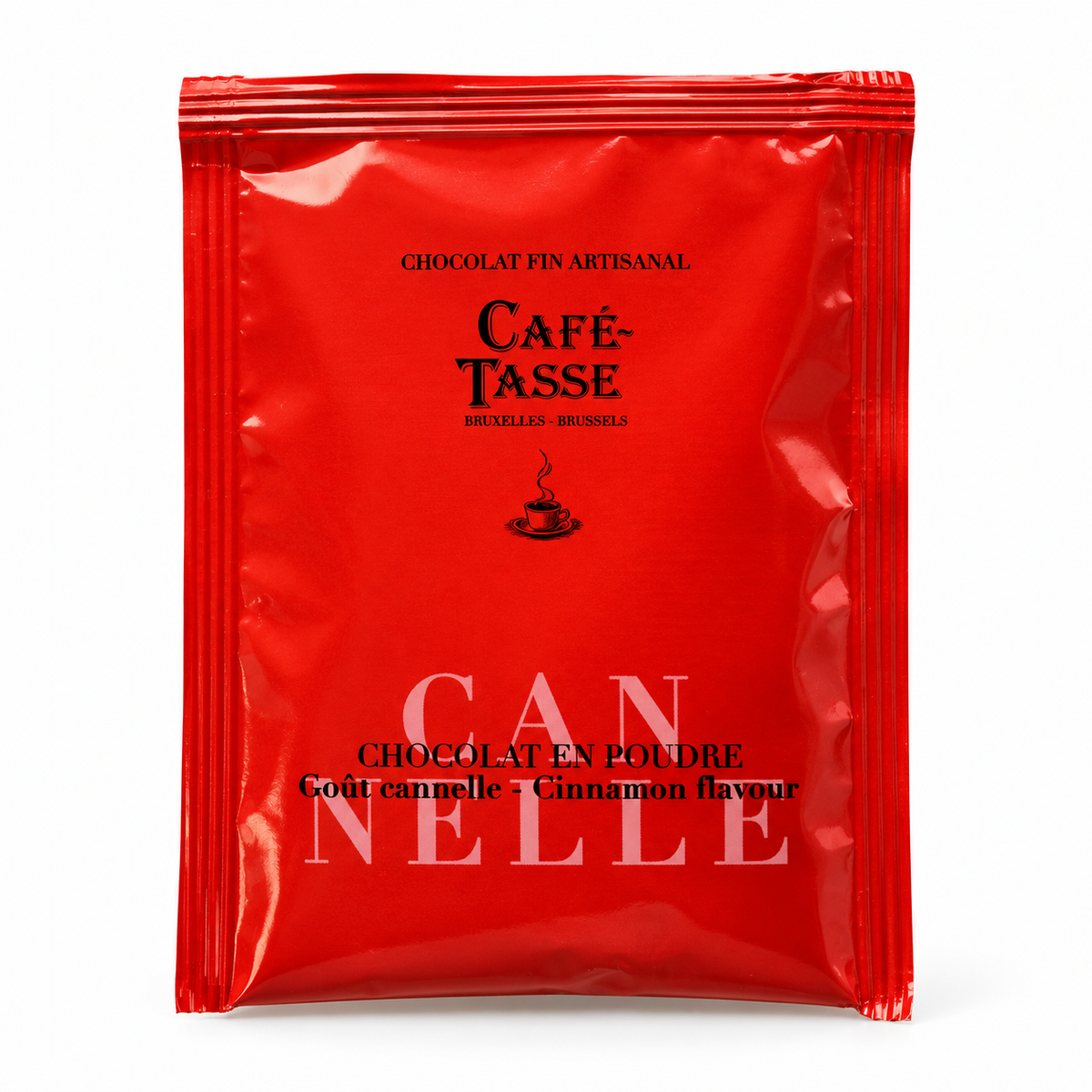 Rode individuele verpakking Café-Tasse chocoladepoeder met kaneelsmaak op een lichte achtergrond.