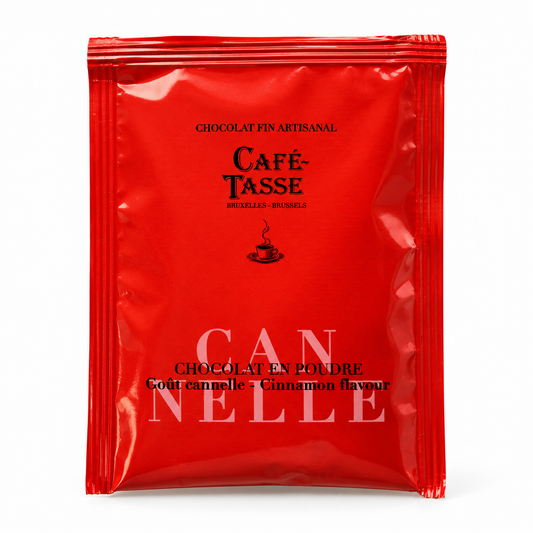 Rode individuele verpakking Café-Tasse chocoladepoeder met kaneelsmaak op een lichte achtergrond.