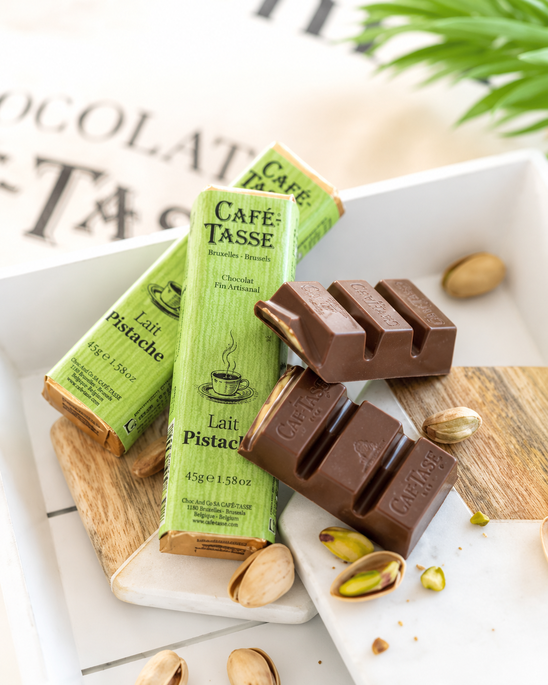 Luxe Café-Tasse pistache melkchocolade geïsoleerd op witte achtergrond