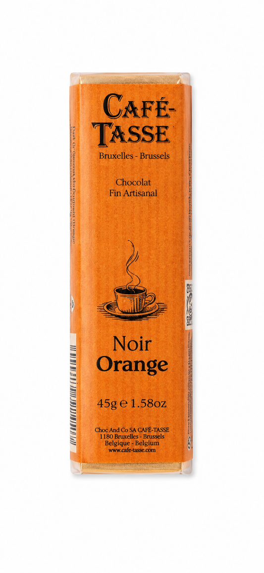 Café-Tasse pure chocolade met sinaasappel in oranje verpakking op witte achtergrond