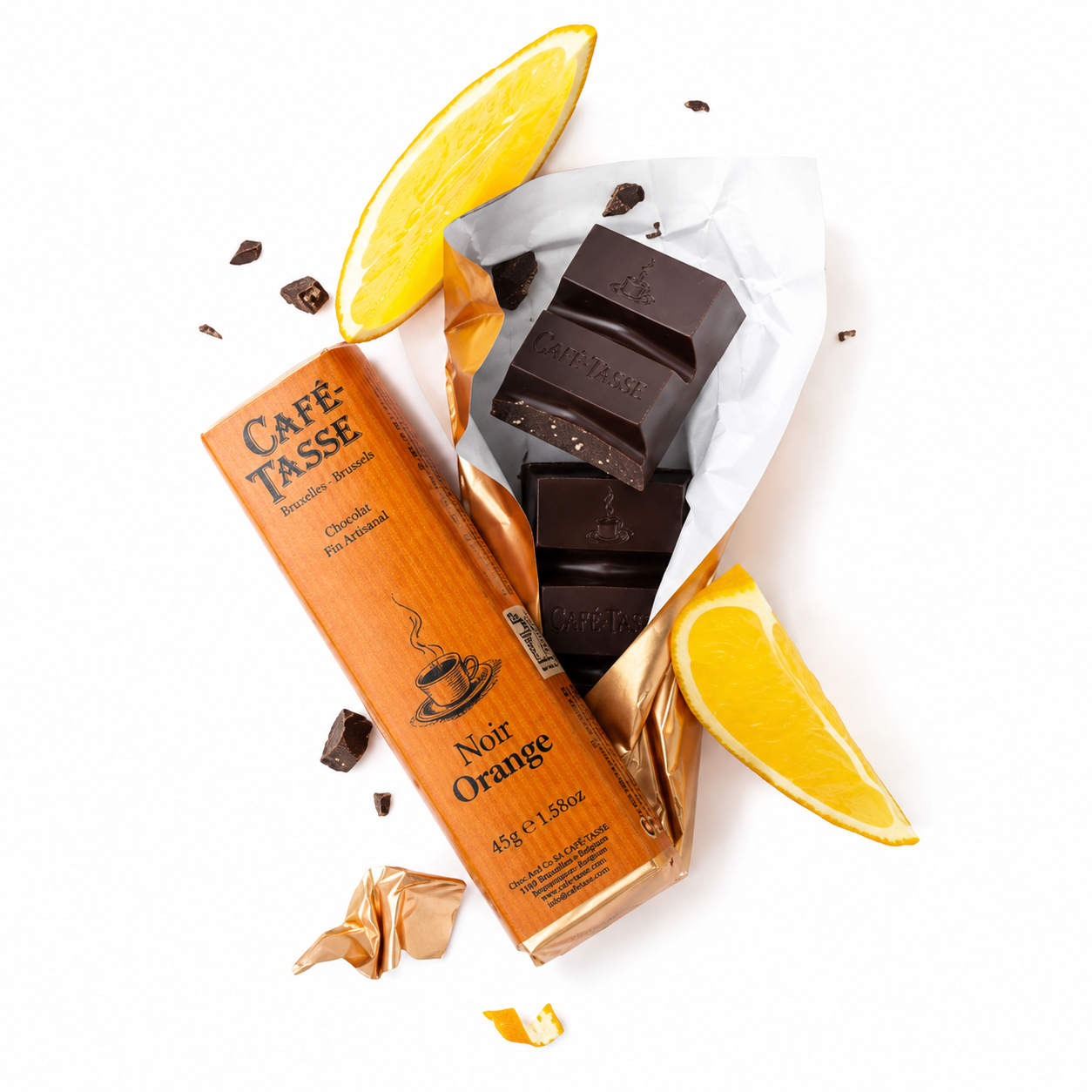 Luxe Café-Tasse pure chocolade met sinaasappel smaak geïsoleerd op witte achtergrond