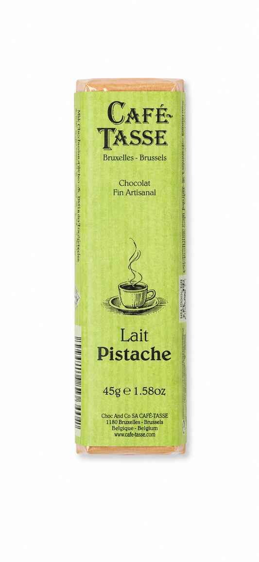 Café-Tasse melkchocolade met pistache in groene verpakking op witte achtergrond
