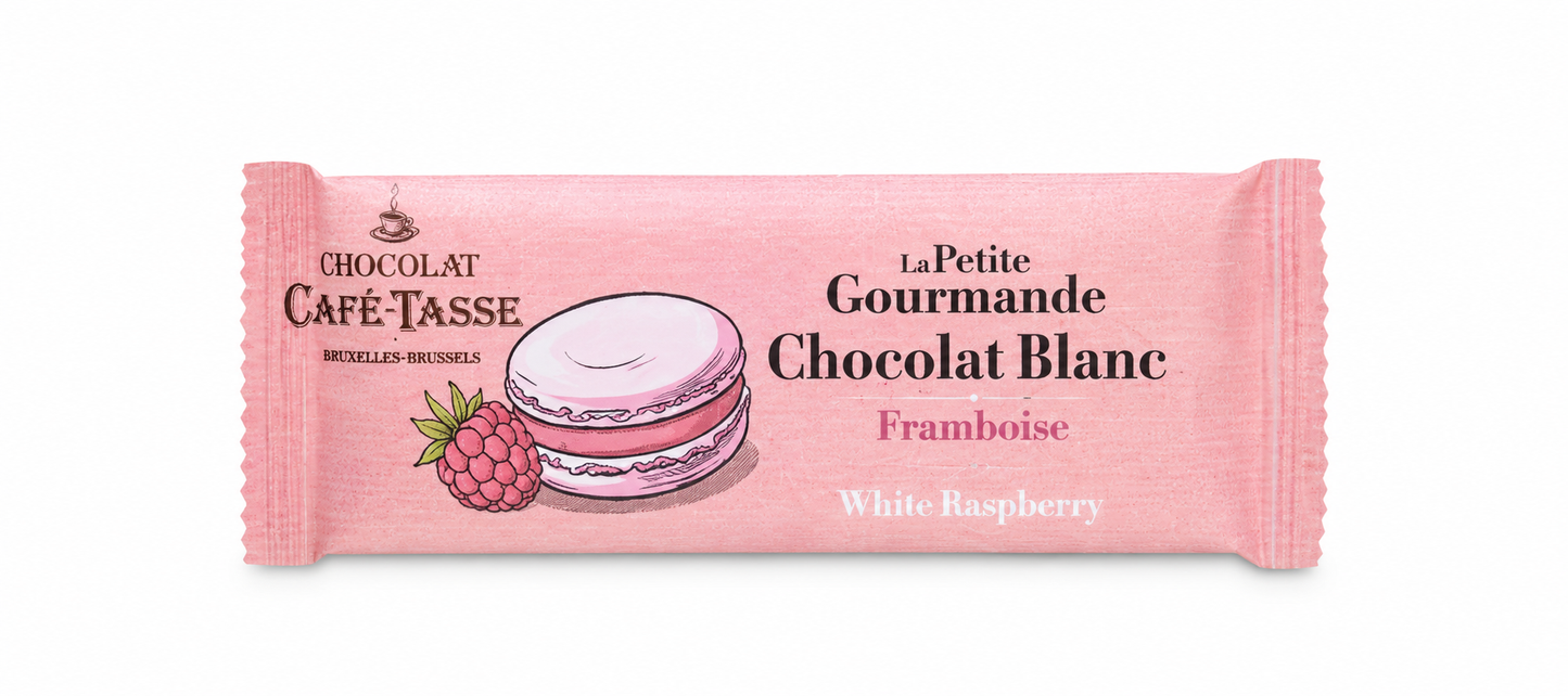 Café-Tasse witte chocolade met framboos in roze verpakking op witte achtergrond