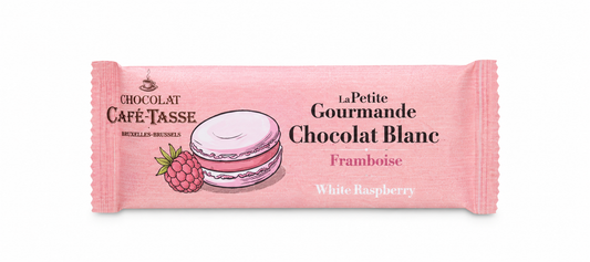 Café-Tasse witte chocolade met framboos in roze verpakking op witte achtergrond