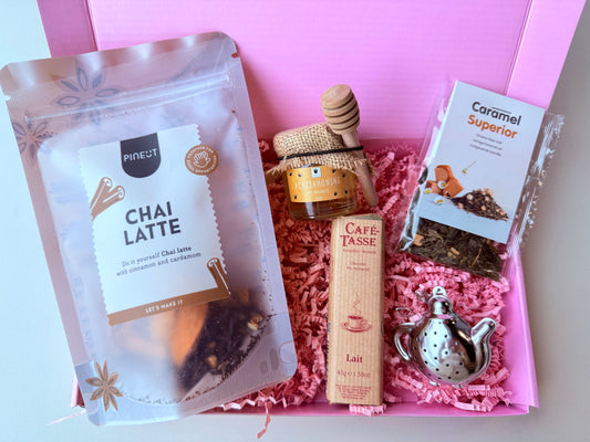 Chai Latte en Tea cadeaubox met chai latte, thee, honing, chocolade en theezeef in roze cadeaubox